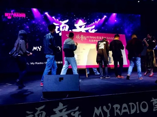 精彩的演唱后聽眾評審團上臺進行投票 精彩的演唱后聽眾評審團上臺進行投票