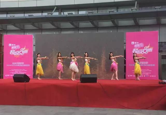 伴隨著舞蹈演員們的開場，比賽在上午10點半正式拉開序幕