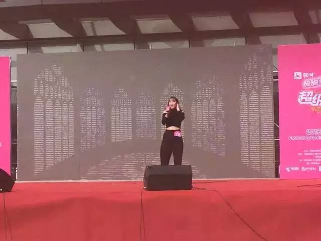 這pose一看就是在飆高音，猜猜看她唱的是哪首歌？