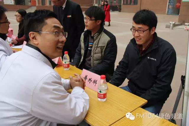 看這位小伙兒，跟我們的醫生都聊嗨了……