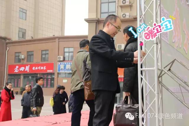 寒江副總監親力親為，事無巨細。偶像真是暖暖惹人愛呢！