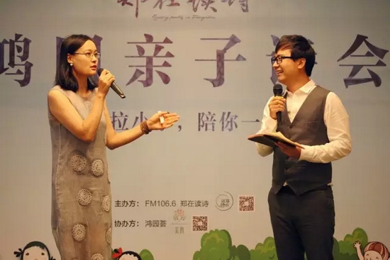 中原工學院播音主持教師童浩(右)為徐華指導 中原工學院播音主持教師童浩(右)為徐華指導