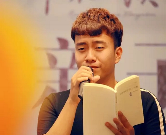 河南大學大二學生侯相俊帶來青年詩人吳相渝的作品《父親把兒子的詩集放在枕邊閱讀》 河南大學大二學生侯相俊帶來青年詩人吳相渝的作品《父親把兒子的詩集放在枕邊閱讀》