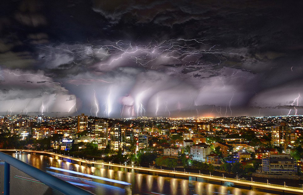 超10萬次雷電襲擊布里斯班 電光沖天場面震撼 超10萬次雷電襲擊布里斯班 電光沖天場面震撼