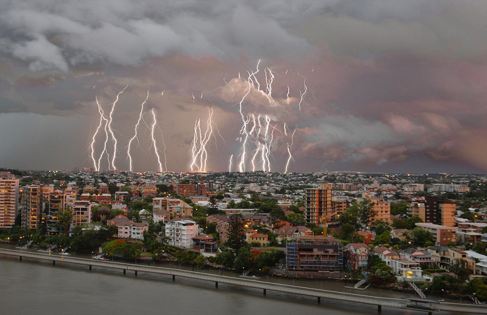 超10萬次雷電襲擊布里斯班 電光沖天場面震撼 超10萬次雷電襲擊布里斯班 電光沖天場面震撼
