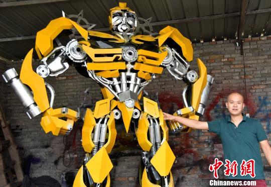 河南小伙用廢舊零部件造“變形金剛”年入數百萬(圖) 河南小伙用廢舊零部件造“變形金剛”年入數百萬(圖)