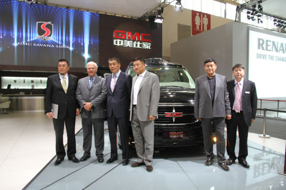 北京國際車展上,全新GMC S系列頂級商務車在亞太區首發。圖為企業領導與新車合影。