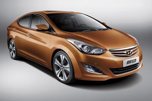 　　北京現(xiàn)代朗動分別搭載1.6L和1.8L兩種發(fā)動機，共7款車型?！傲黧w雕塑”設計理念持身的朗動看上