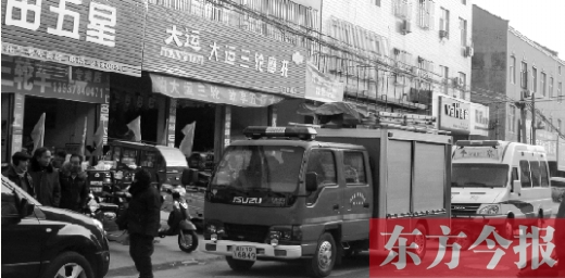 火災發生后,袁厲害家門前的大路上停滿了消防車和警車 火災發生后,袁厲害家門前的大路上停滿了消防車和警車