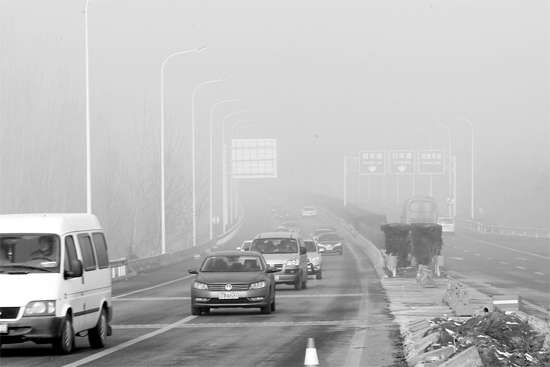 最近能見度不佳的天氣，給駕車上高速的車主提出了更多的要求