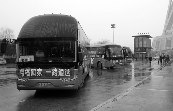 昨天上午10點(diǎn)，17輛愛(ài)心大巴從中原福塔廣場(chǎng)發(fā)車(chē)