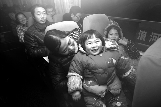 坐上愛(ài)心大巴，乘客滿臉喜悅