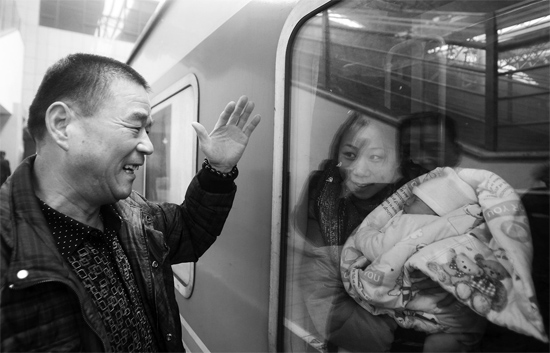 車要開了，史振星揮手向女兒懷中的外孫告別。女兒帶著剛剛出生43天的孩子，要到千里之外湖南的婆婆家過新