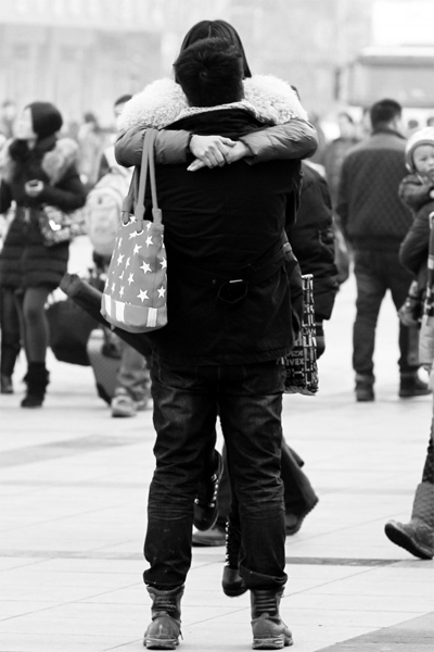 浪漫的情侶，離別時不忘激情擁抱