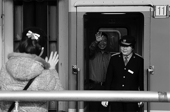 揮手向親人告別，并祝福一路平安