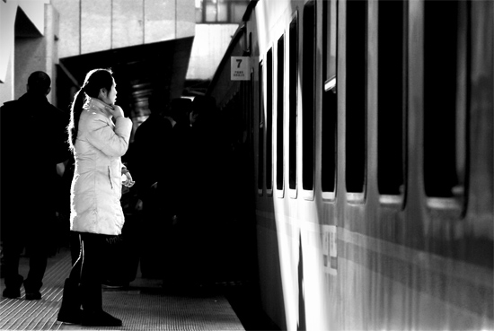 春運大潮中，這樣難舍難分的身影總不時閃現在站臺上和廣場中