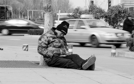 2月2日，鄭州市中州大道農業路立交橋下，50歲的王文德打算在臨近春節前再接些零活兒，由于疲憊，他睡著