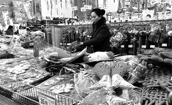 超市里,和春節(jié)相關(guān)的商品被擺放到了十分顯眼的位置 超市里,和春節(jié)相關(guān)的商品被擺放到了十分顯眼的位置