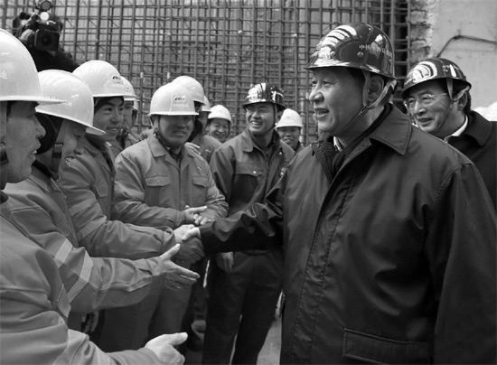 除夕前一天，習近平到北京地鐵8號線南鑼鼓巷站施工工地慰問農民工和技術人員