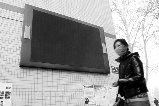 教育部下發(fā)通知，不僅要求學(xué)校引導(dǎo)學(xué)生勤儉節(jié)約，學(xué) 校也要節(jié)約辦公。昨天是開學(xué)第一天，鄭州市39中校園