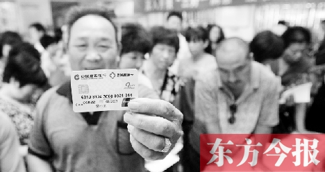 鄭州市衛生部門在管城區南曹鄉衛生院為村民發放居民健康卡 鄭州市衛生部門在管城區南曹鄉衛生院為村民發放居民健康卡