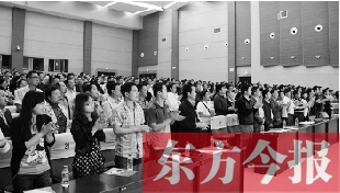 演員謝幕時(shí)，沒有觀眾離場，而是全部起立熱烈鼓掌