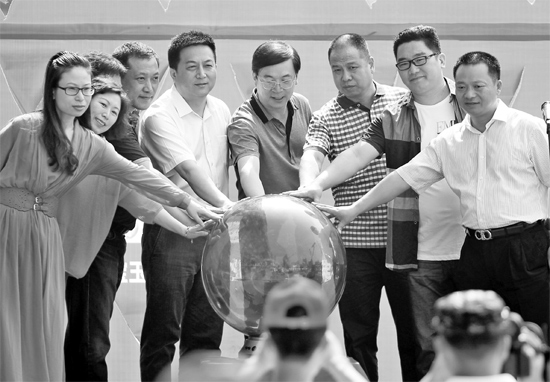 嘉賓們按動啟動球宣告“河南廣電全媒體青年創業俱樂部”正式成立