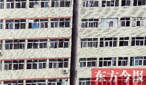 鄭州市城中村眾多類似這樣火柴盒式的房間，成了大中專畢業(yè)生們暫時安放青春和夢想的地方