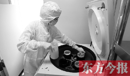 鄭州一專門儲存臍帶血的機(jī)構(gòu)，專業(yè)人員正在把臍帶血存放在儲藏箱里