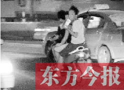 盡管剛剛發(fā)生摩托車車禍，現(xiàn)場很快又現(xiàn)載人摩托車疾馳