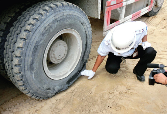 8月3日,棉紡路與六廠前街交叉口附近一輛水泥罐車突然爆胎,路邊一輛電動車被沖擊波震翻報廢 8月3日,棉紡路與六廠前街交叉口附近一輛水泥罐車突然爆胎,路邊一輛電動車被沖擊波震翻報廢
