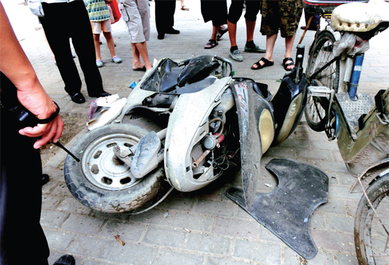 8月3日,棉紡路與六廠前街交叉口附近一輛水泥罐車突然爆胎,路邊一輛電動車被沖擊波震翻報廢 8月3日,棉紡路與六廠前街交叉口附近一輛水泥罐車突然爆胎,路邊一輛電動車被沖擊波震翻報廢