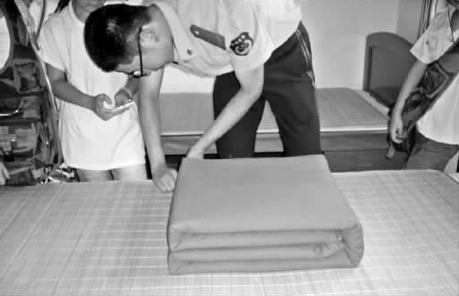 鄭州市某武警駐地,武警官兵現場表演疊被子 鄭州市某武警駐地,武警官兵現場表演疊被子