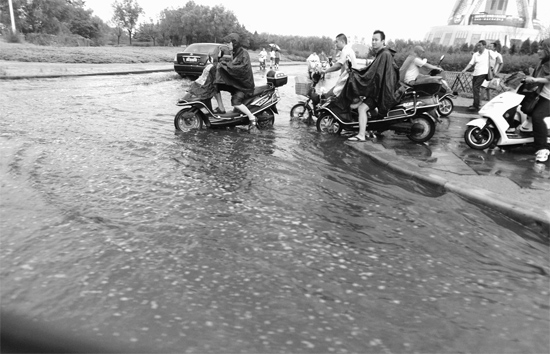 8月7日，鄭州一場暴雨，鄭州多處干道被淹，市民行路如過河
