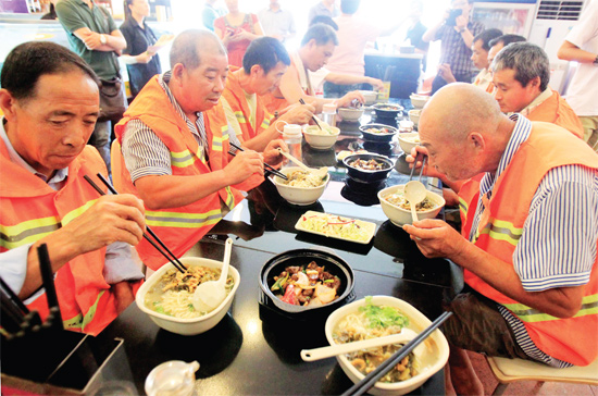 8月18日中午，鄭州市商城路一家飯店邀請33位一線環衛工免費吃頓飯