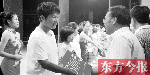 8月25日,河南電視臺8號演播廳,寒門學子每人拿到了5000元助學金 8月25日,河南電視臺8號演播廳,寒門學子每人拿到了5000元助學金