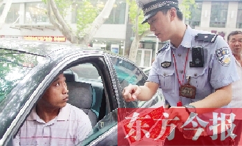 交警為車主講解“挪車請(qǐng)撥打114轉(zhuǎn)車主”的提示牌的使用方法 交警為車主講解“挪車請(qǐng)撥打114轉(zhuǎn)車主”的提示牌的使用方法