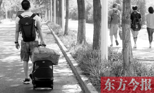 滿載著家人的希望，沿著學(xué)校的路標(biāo)，鄭州大學(xué)新生入學(xué)了，一位新生自己帶著行李來(lái)報(bào)到