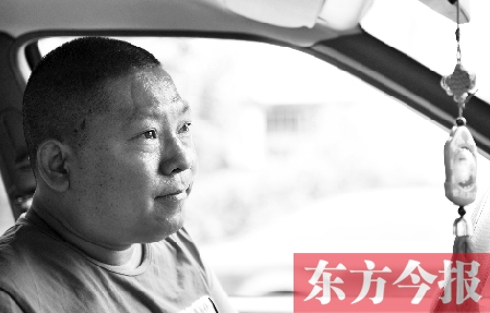 鄧太和帶父親去看病，兩天都沒打開過出租車后備廂