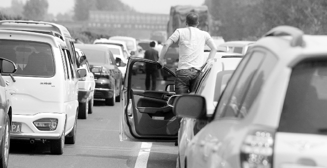 10月7日下午，寧洛高速漯河至商水段，因車禍發(fā)生擁堵