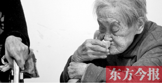 在鄭州惠濟區(qū)紅樹林老年療養(yǎng)院內(nèi),一位老人在吃蛋糕 在鄭州惠濟區(qū)紅樹林老年療養(yǎng)院內(nèi),一位老人在吃蛋糕