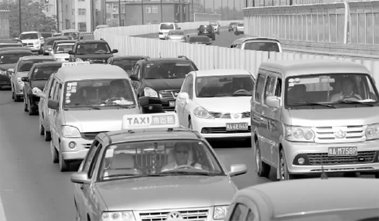 上午11點，鄭州市京廣快速路由北向南的路段已經(jīng)開始擁堵，要是早晚高峰，更是堵得走不成