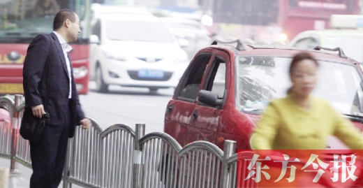 昨日下午5點40分，一男子久久未等到出租車，一輛“黑三輪”車主便和他搭訕