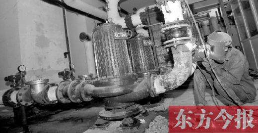 工人師傅正在對小區的熱力工作站進行檢修 工人師傅正在對小區的熱力工作站進行檢修