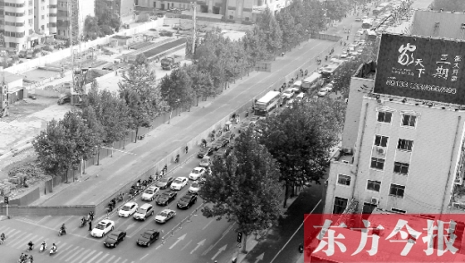 圍擋設置首日，人們騎車緩慢通行