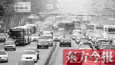 昨日下午4點，在花園路與黃河路口附近，車堵成了“一鍋粥”