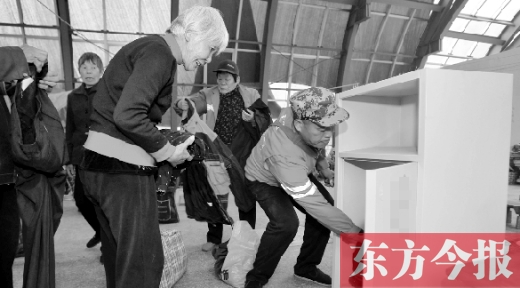 11月5日,孫德坤把棉衣送到今報的一處“愛有所衣”站點 11月5日,孫德坤把棉衣送到今報的一處“愛有所衣”站點