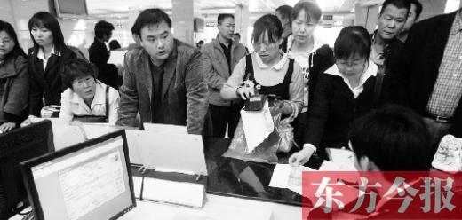 市民在“低臺敞開式”辦事大廳辦理業務 市民在“低臺敞開式”辦事大廳辦理業務