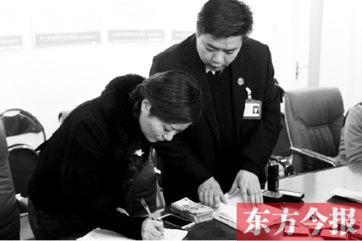 強制執行+曝光，讓楊女士（左）拿到補償金