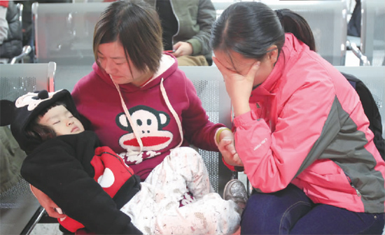 昨日，9時(shí)35分，堅(jiān)守在手術(shù)室外的嘟嘟在媽媽懷里睡著了，因被眼前的真情觸動，今報(bào)記者趙丹流下了眼淚